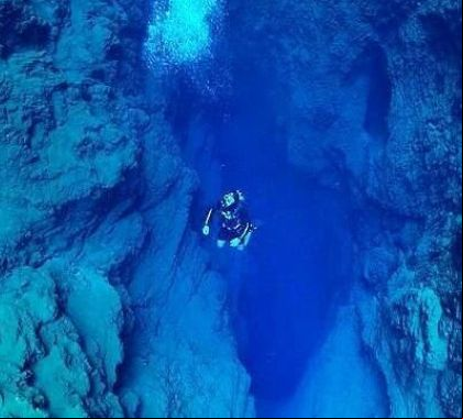 Lagoa Misteriosa profundidade; mergulhador atinge a marca de 220 metros